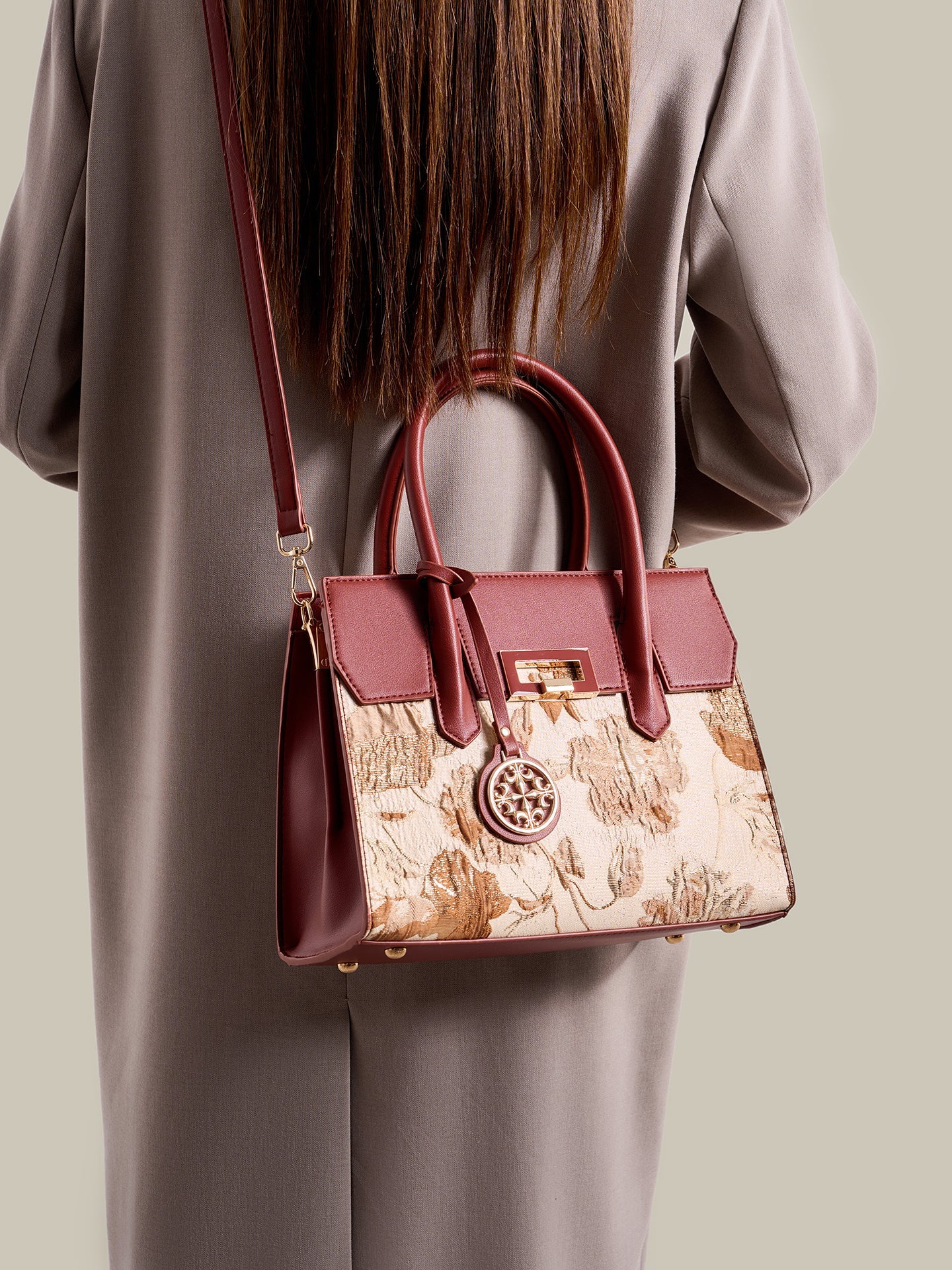 Bolsa Satchel Jacquard com Charm - detalhe frontal