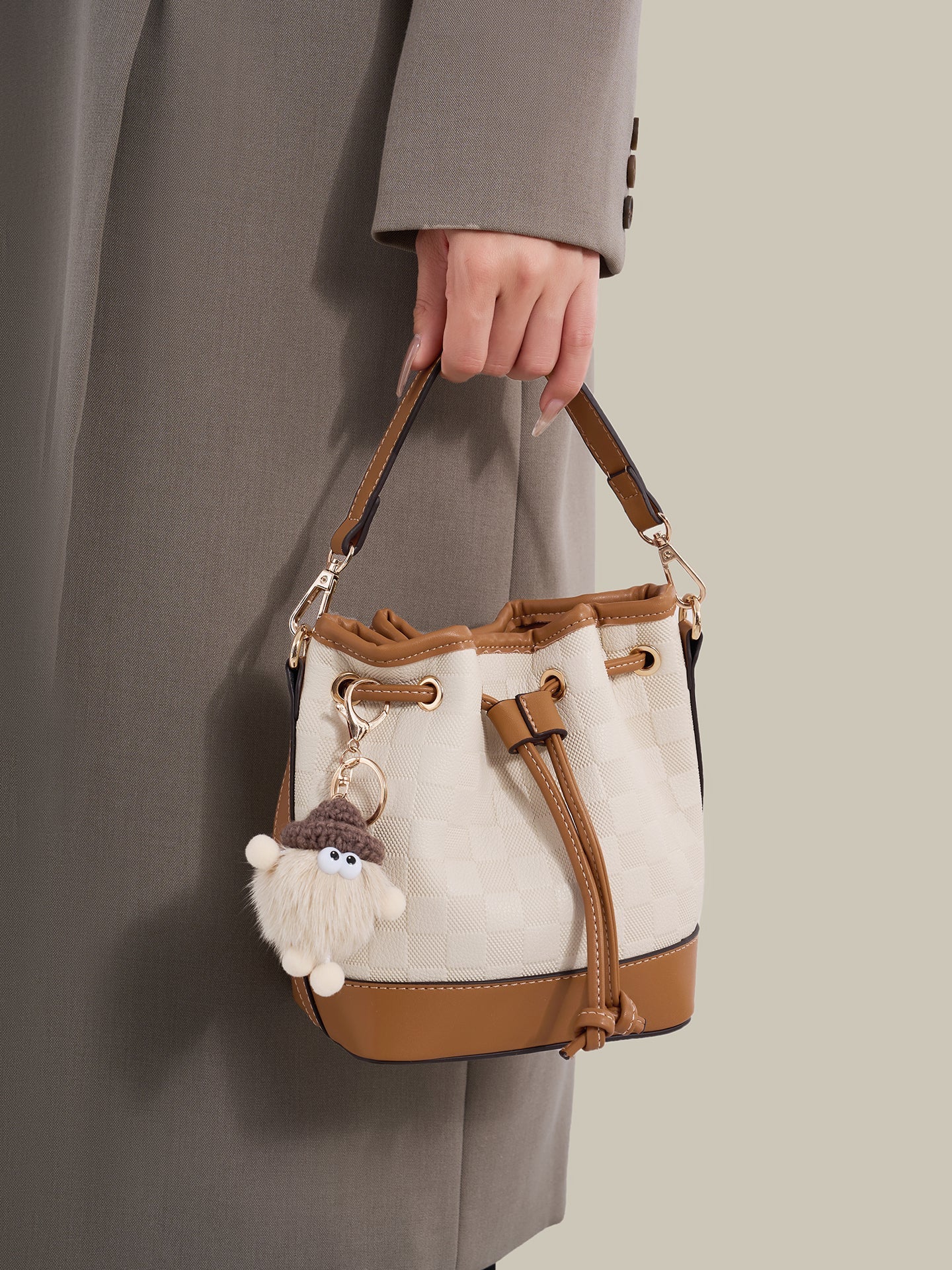 Bolsa Bucket Xadrez Vintage com Charm - detalhe do acabamento