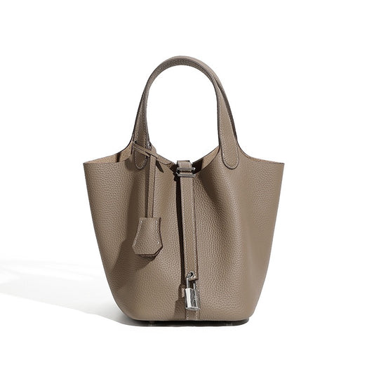 Bolsa cesto Lumi com fivela prata e acabamento elegante