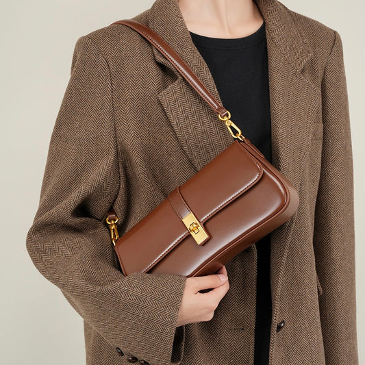 Detalhe da bolsa baguette feminina em couro