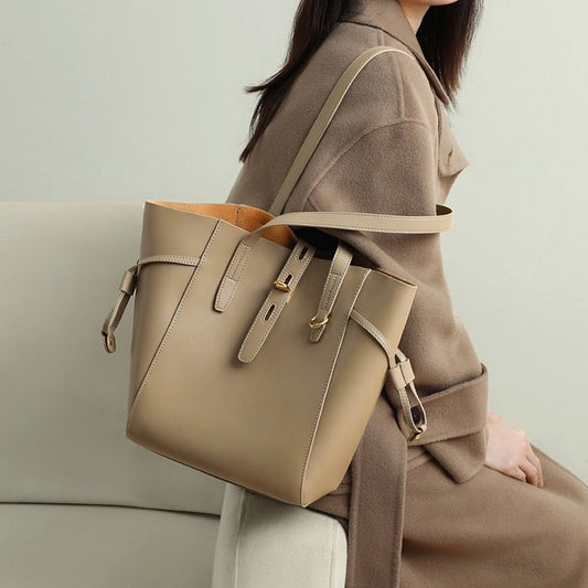 Detalhe da bolsa tote feminina em couro com fecho