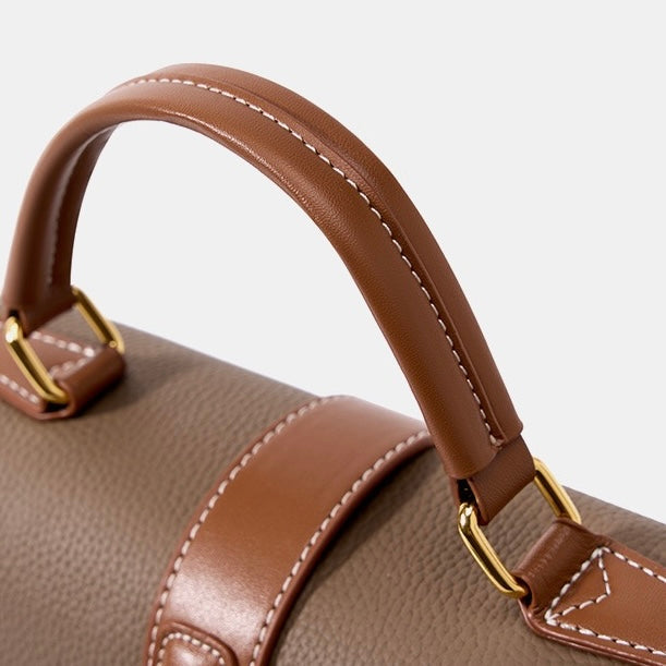 Bolsa Celine estruturada em couro transversal feminina imagem 22