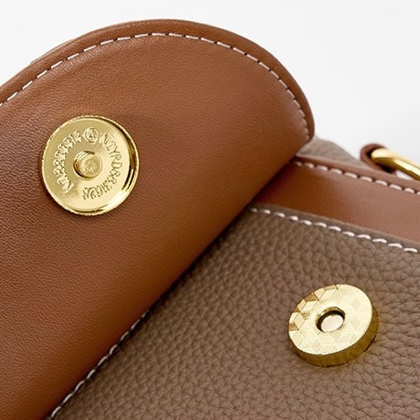 Bolsa Celine estruturada em couro transversal feminina imagem 21