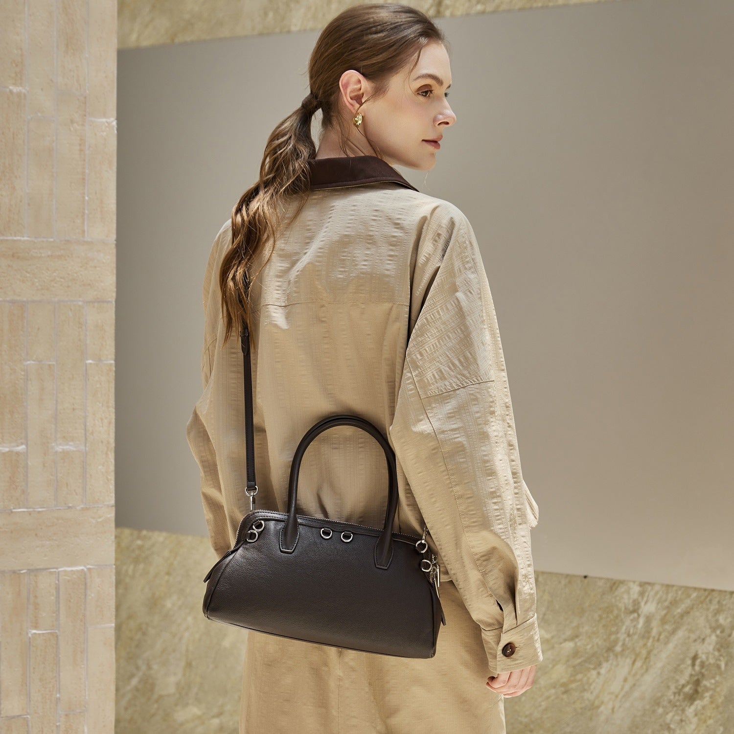 Bolsa Boston Definida em Couro - imagem 17