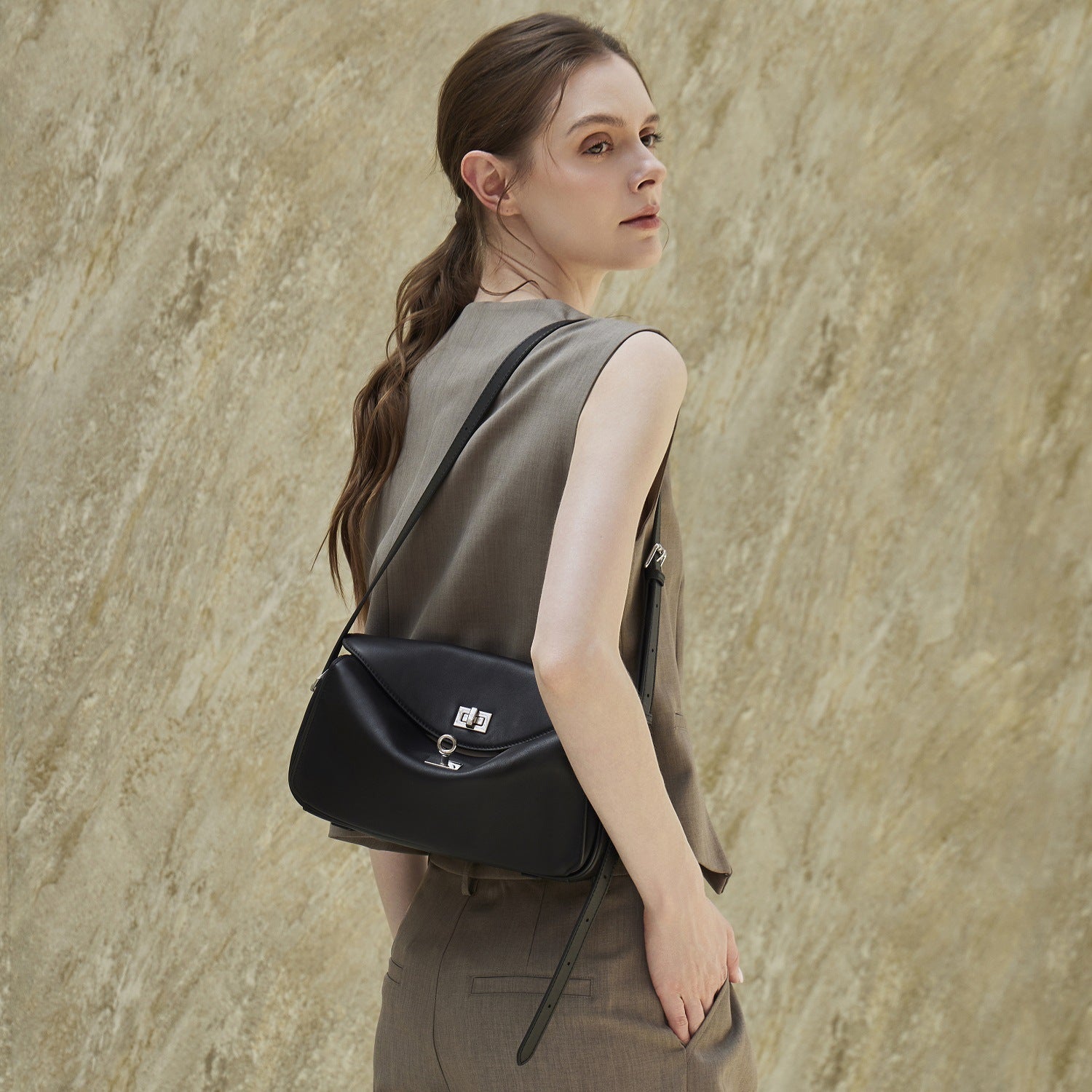 Bolsa Envelope Amélie em Couro - imagem 15