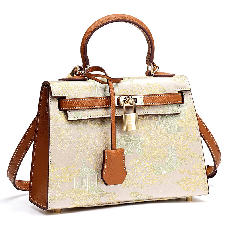 Bolsa Kelly Oriental em Couro com Charm - detalhe frontal