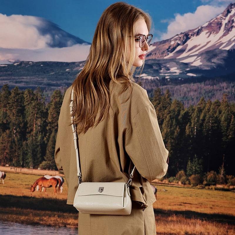 Bolsa Clutch Pillow em Couro Texturizado - imagem 8