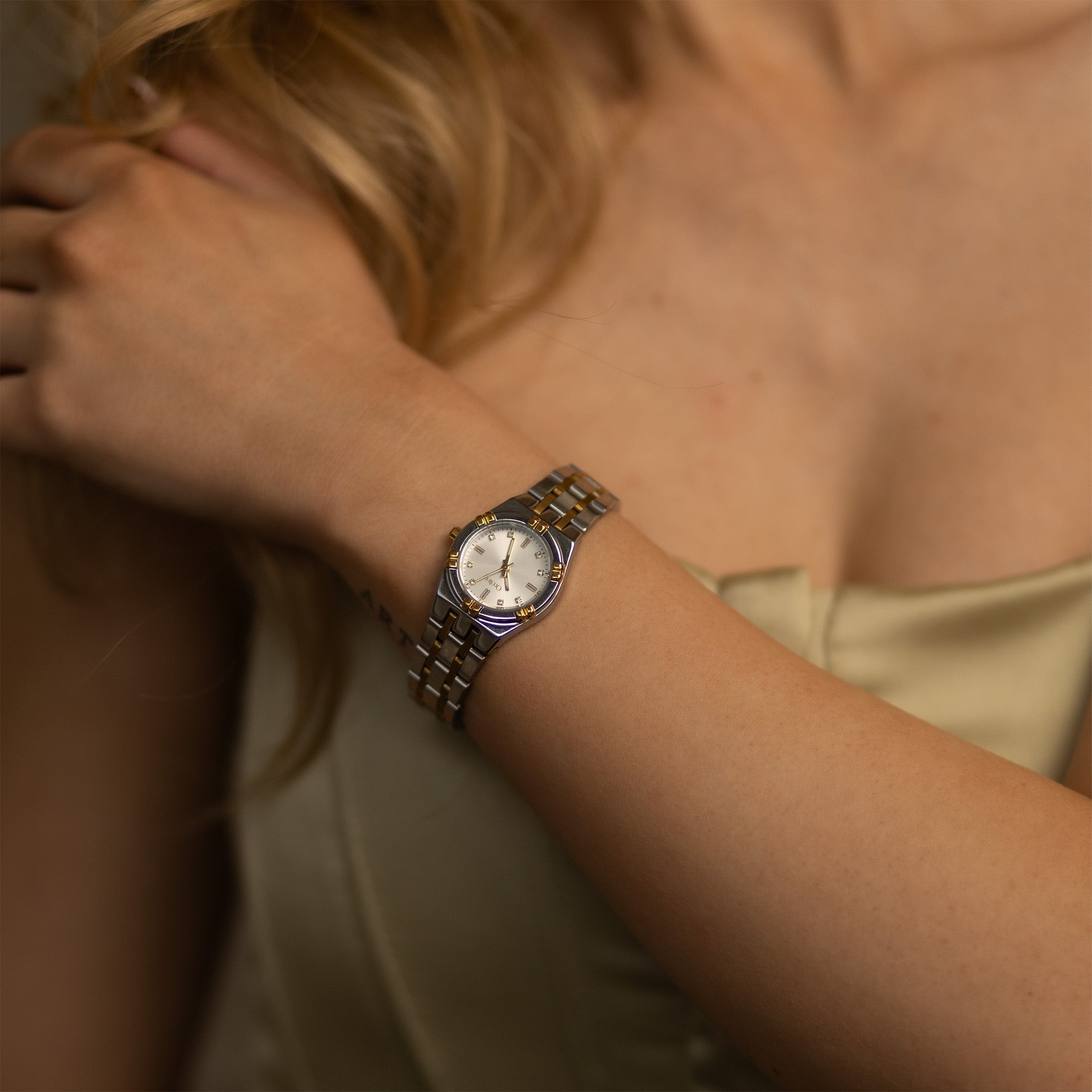 Relógio Serena Cronos Feminino em aço inoxidável, detalhe da pulseira