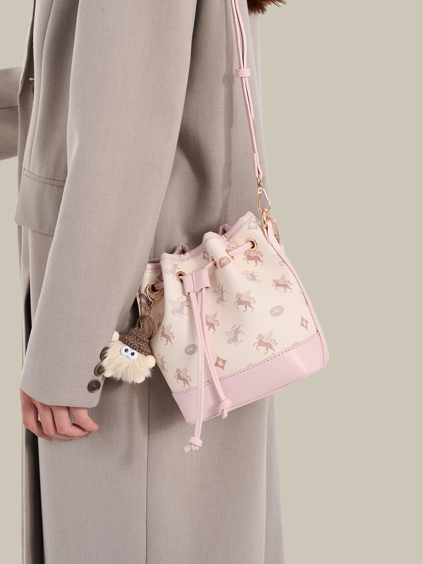 Bolsa Bucket Pegasus com Charm - detalhe do acabamento
