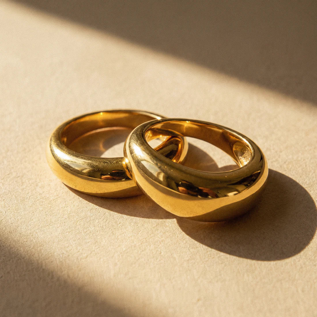 Anel Orlise Orgânico Dourado - detalhe do brilho e textura