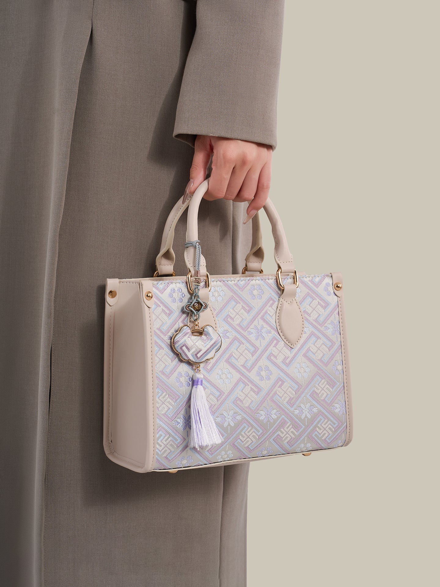 Bolsa Mini Tote Lavanda com Tassel - detalhe do acabamento