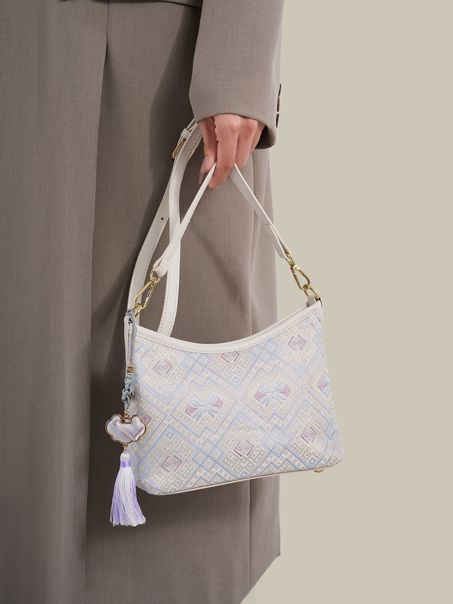 Bolsa Clutch Geométrica Lavanda com Tassel - detalhe frontal