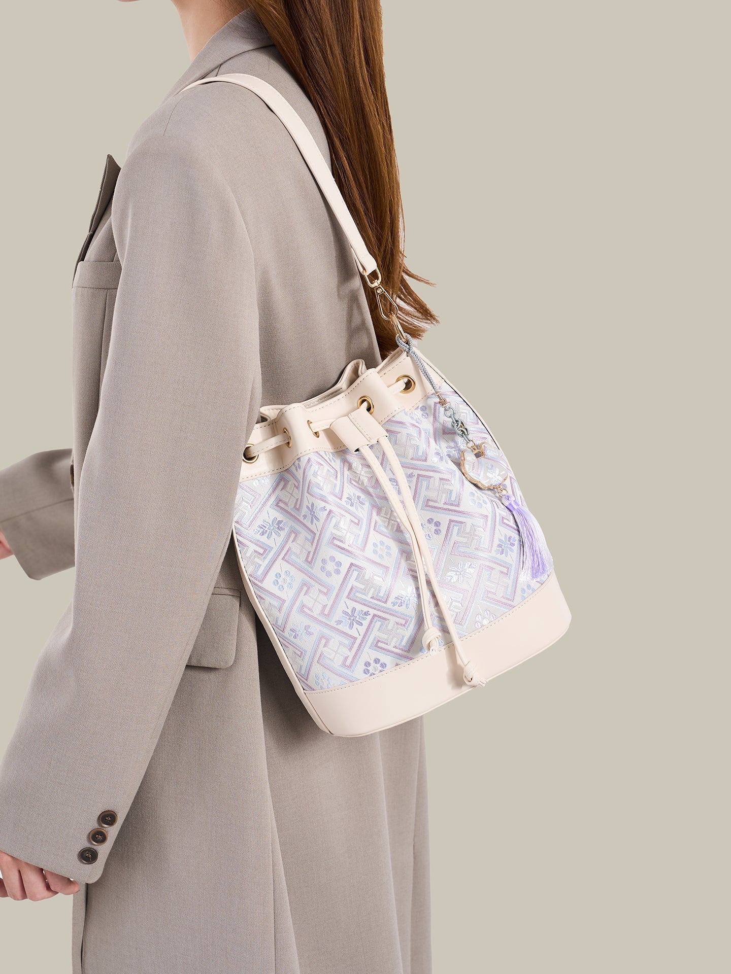 Bolsa Bucket Brocado Oriental com Tassel - detalhe frontal