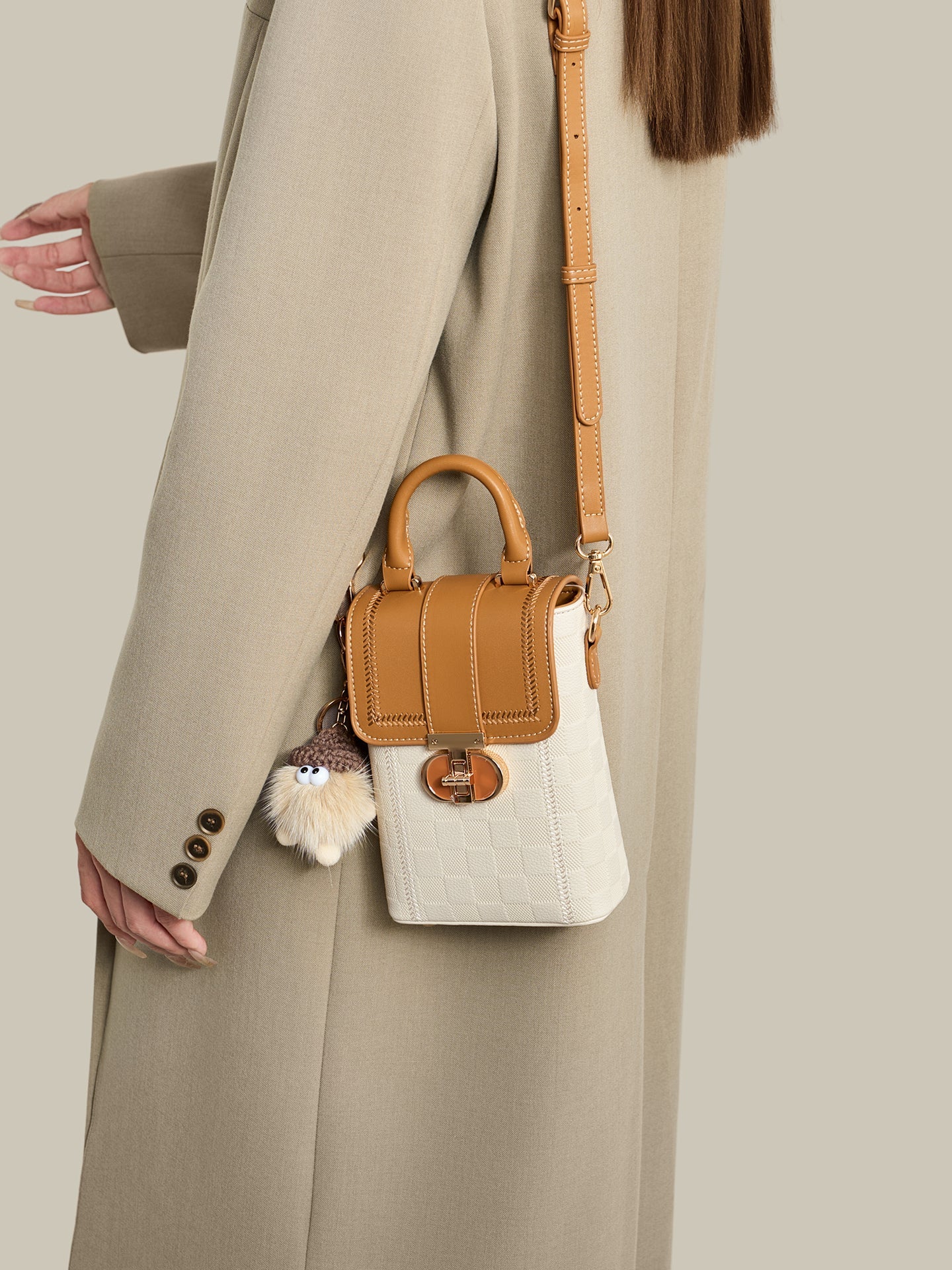 Bolsa Mini Charm em Couro Vegano - detalhe frontal
