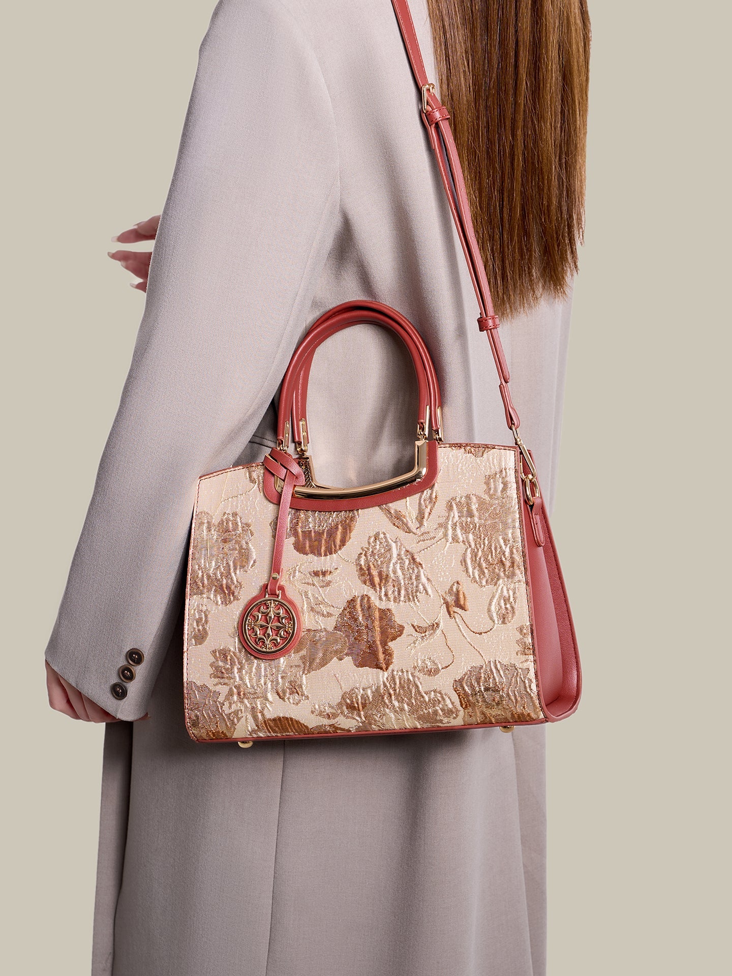 Bolsa Tote Floral Romance com Charm - detalhe frontal