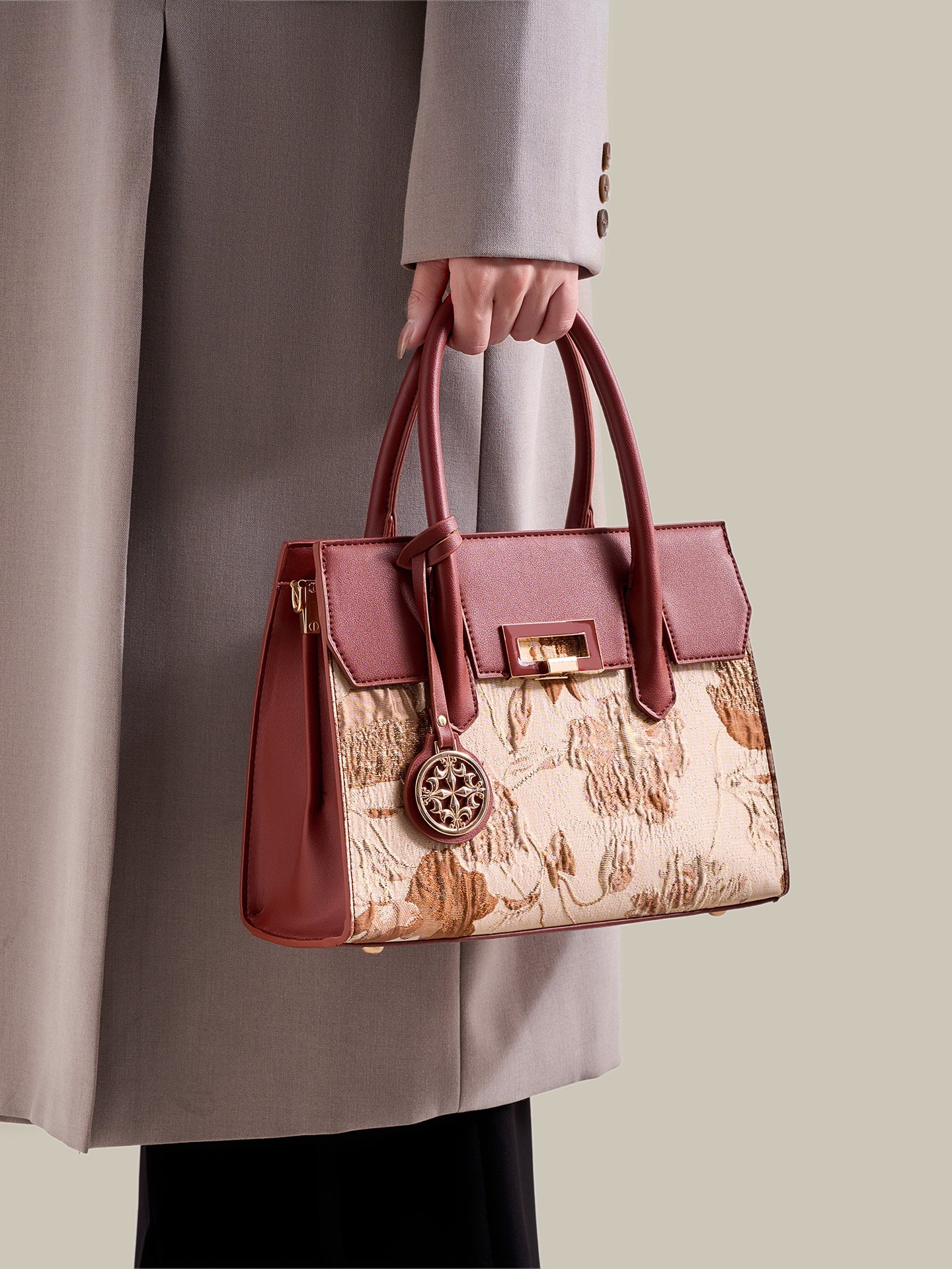 Bolsa Satchel Jacquard com Charm - detalhe do acabamento