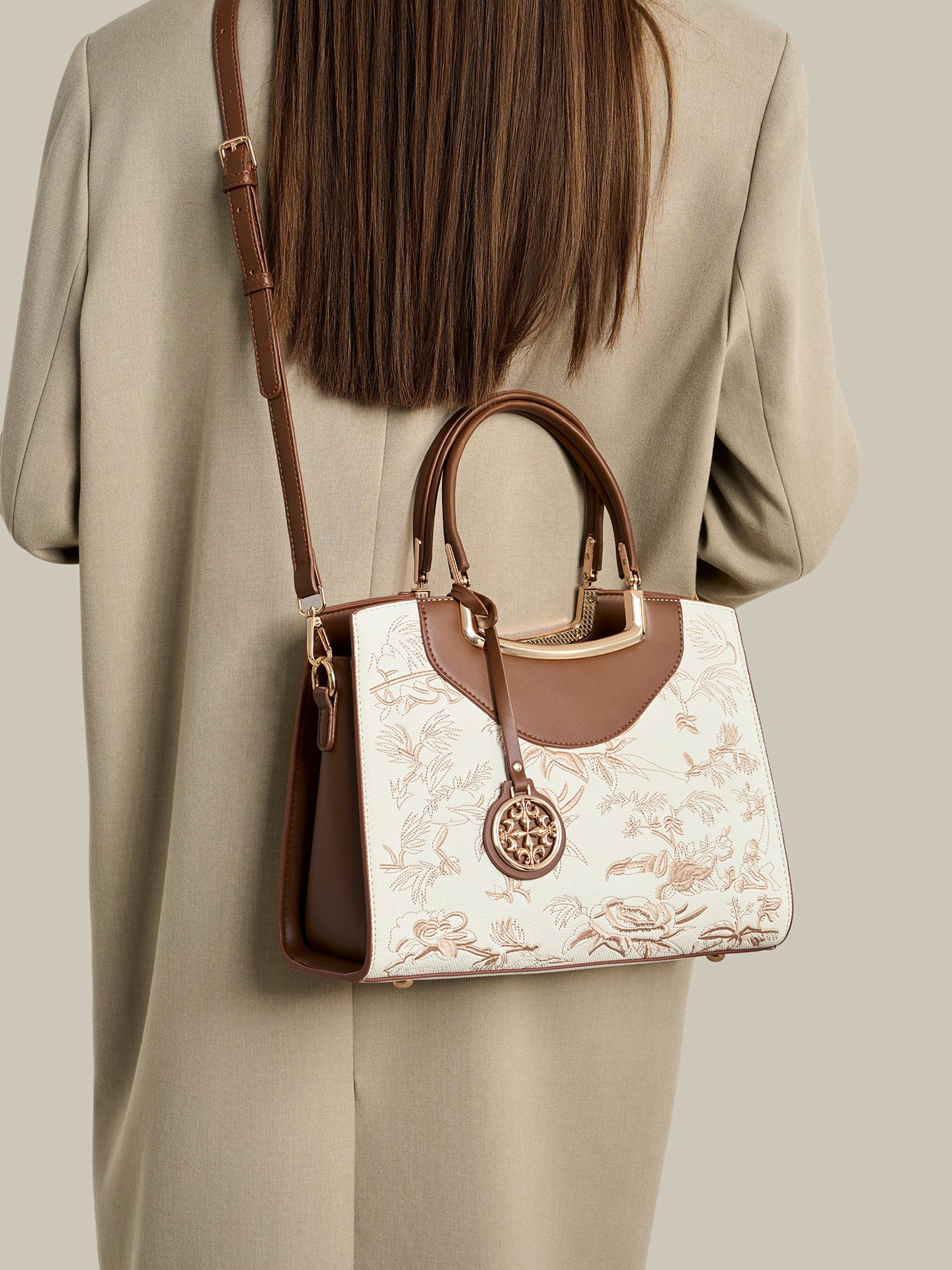 Bolsa Floral Retrô em Couro Vegano com alça de mão e detalhes florais