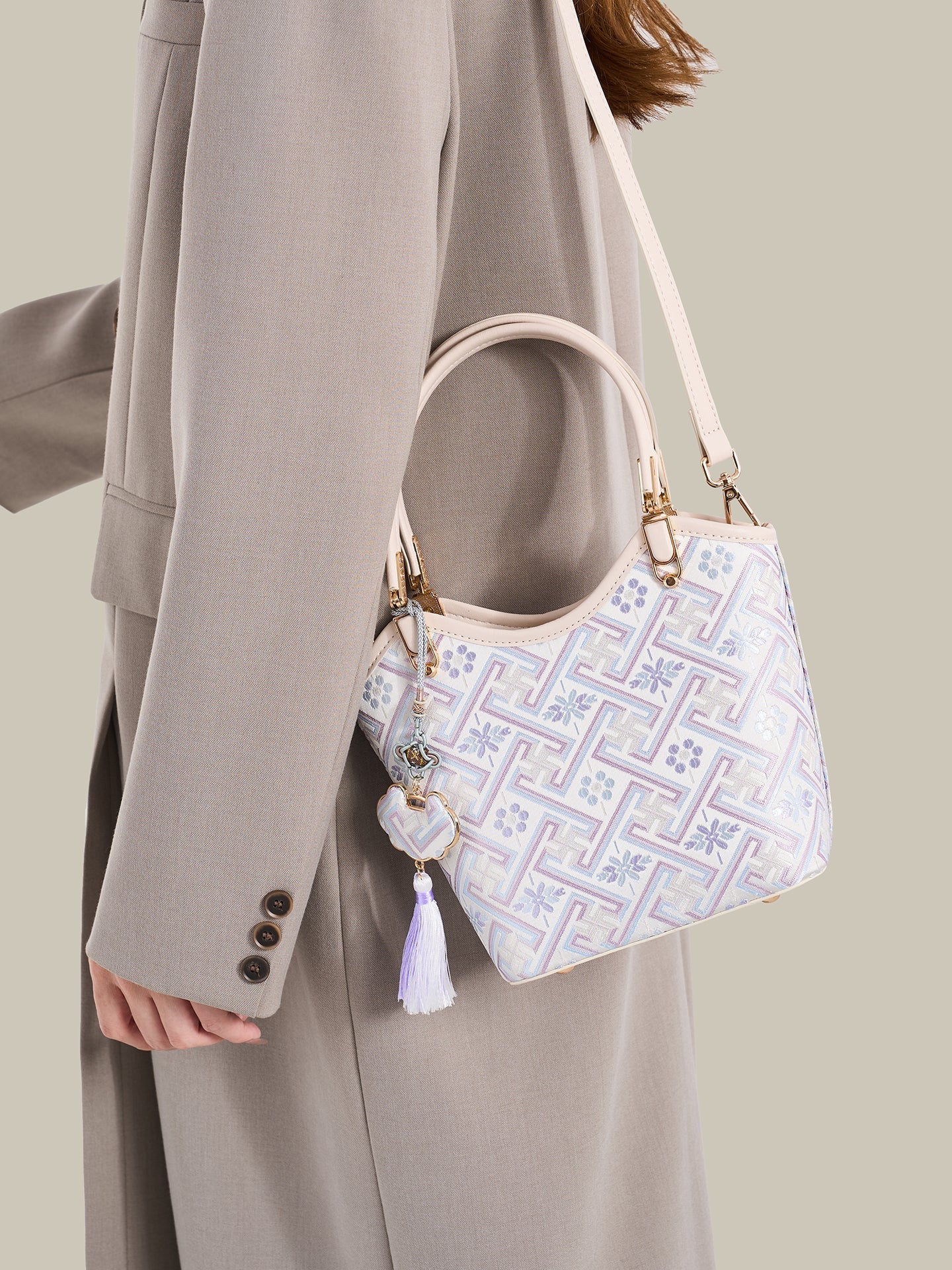 Bolsa Bucket Brocado Opulência - detalhe frontal