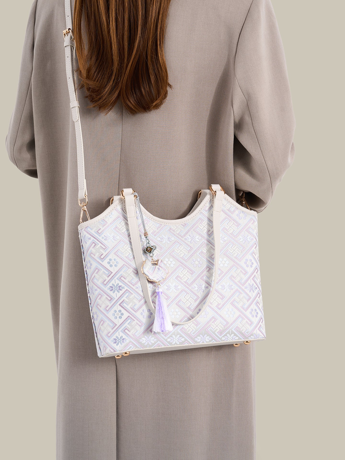 Bolsa Tote Brocado Lavanda com Tassel - detalhe do acabamento