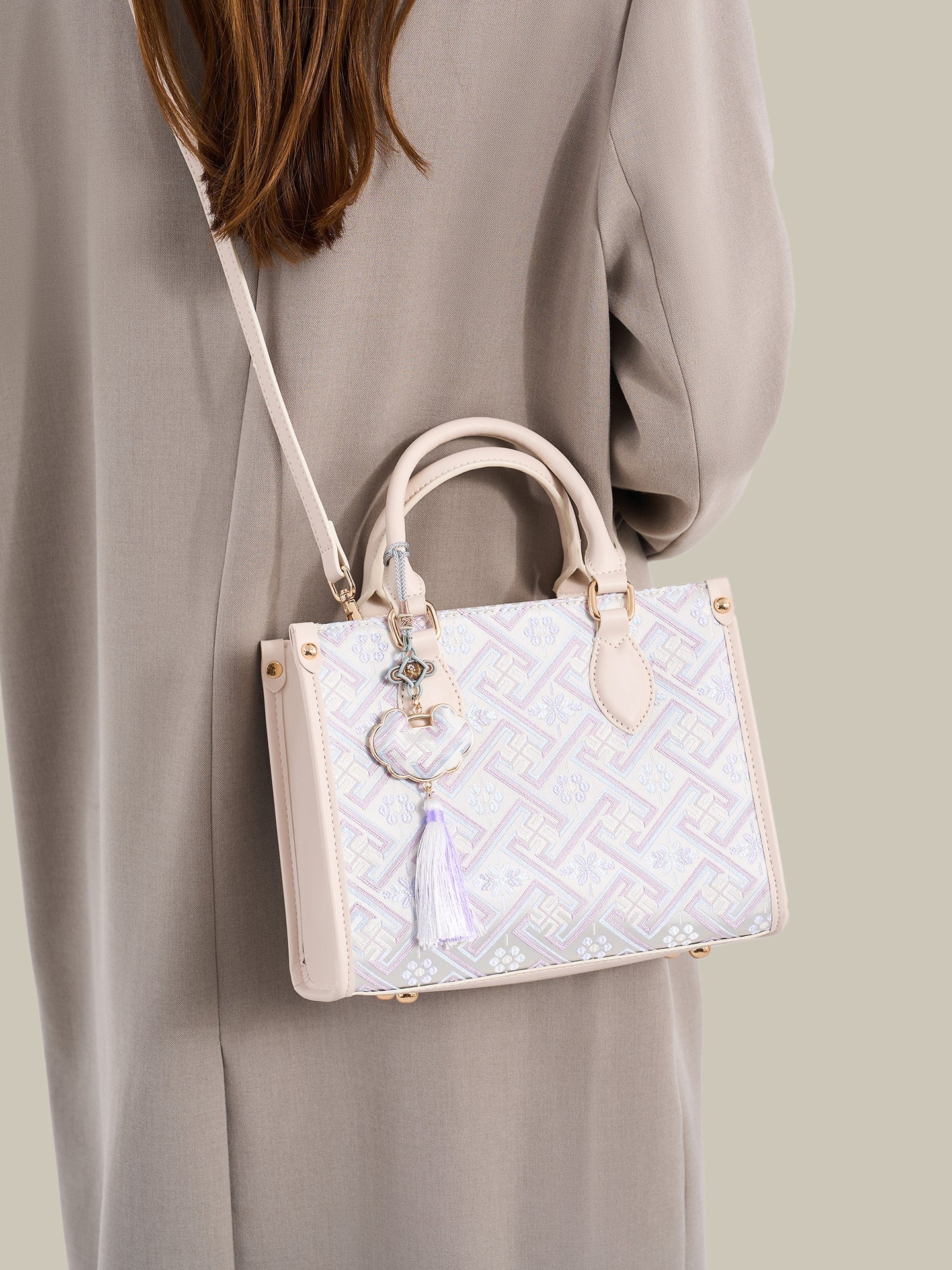 Bolsa Mini Tote Lavanda com Tassel - detalhe frontal