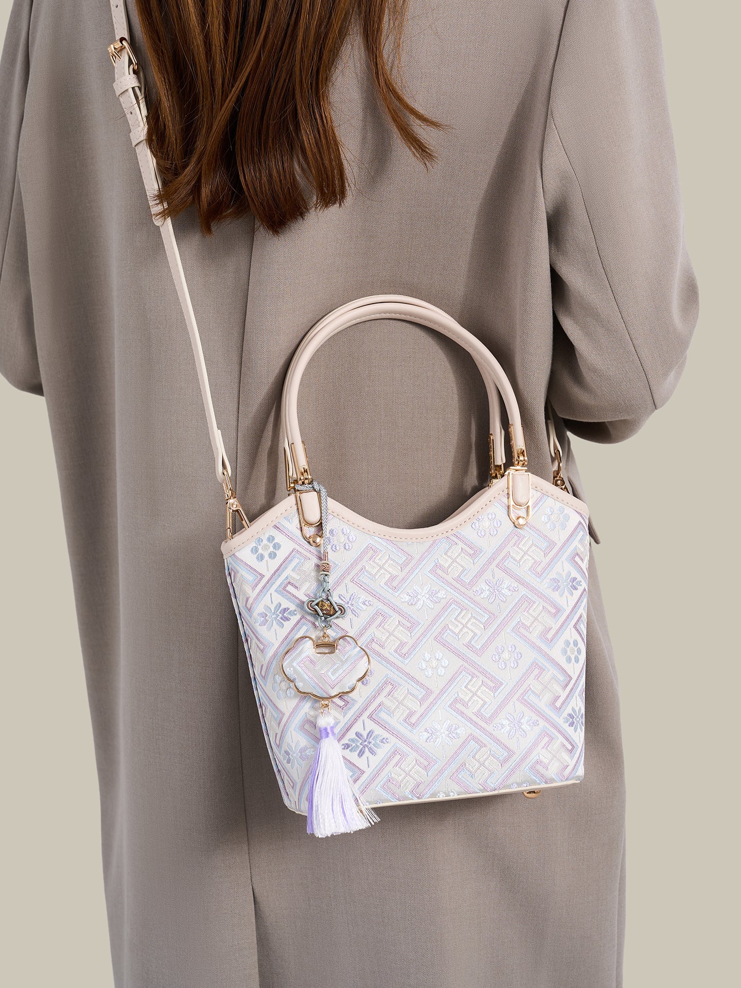 Bolsa Bucket Brocado Opulência - detalhe do acabamento