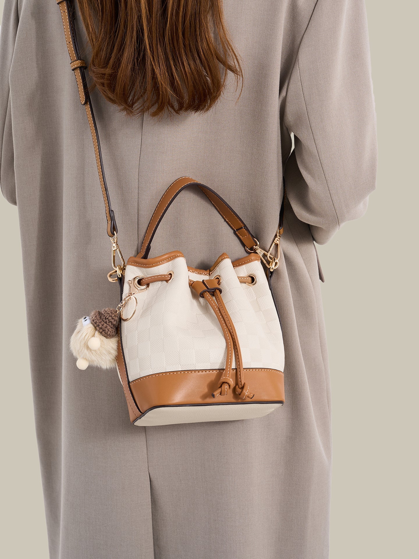 Bolsa Bucket Xadrez Vintage com Charm - detalhe frontal