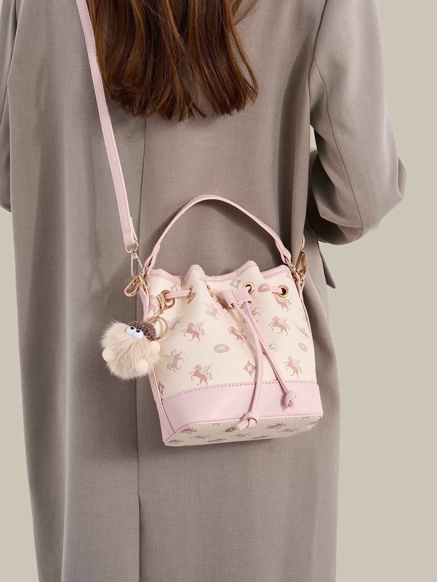 Bolsa Bucket Pegasus com Charm - detalhe frontal