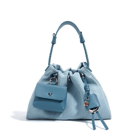 Bolsa hobo feminina em couro e denim vista frontal
