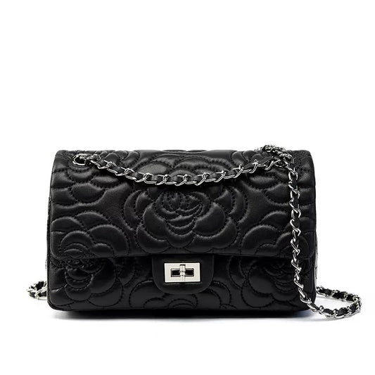 Detalhe da bolsa feminina matelassê com corrente