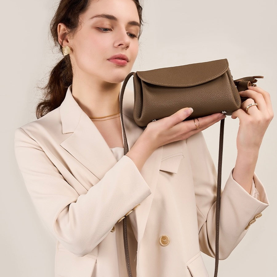 Bolsa Luna Elefante em couro transversal feminina imagem 5