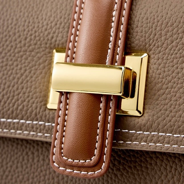Bolsa Celine estruturada em couro transversal feminina imagem 20