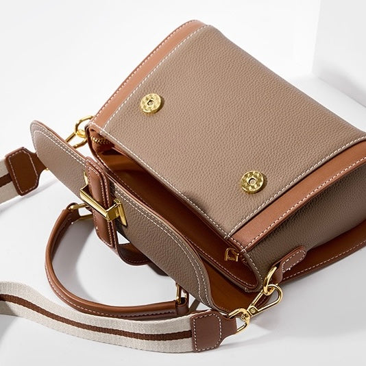 Bolsa Celine estruturada em couro transversal feminina imagem 17