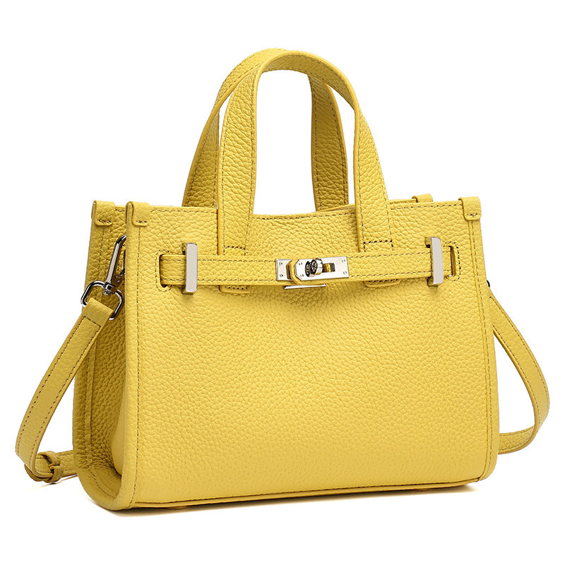 Bolsa Kelly Minimalista em Couro Texturizado - detalhe do acabamento