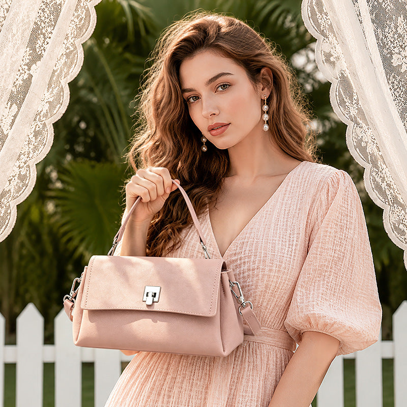 Bolsa Clutch Pillow em Couro Texturizado - imagem 23