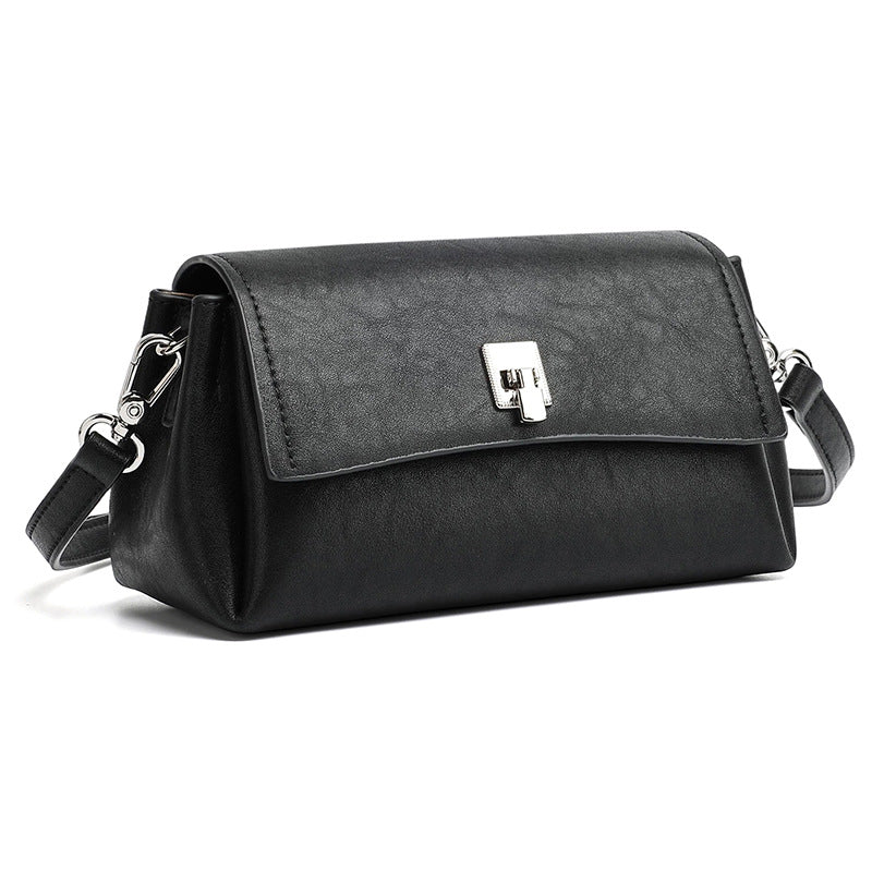 Bolsa Clutch Pillow em Couro Texturizado - detalhe frontal