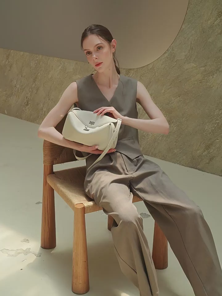 Bolsa Envelope Amélie em Couro - detalhe do acabamento