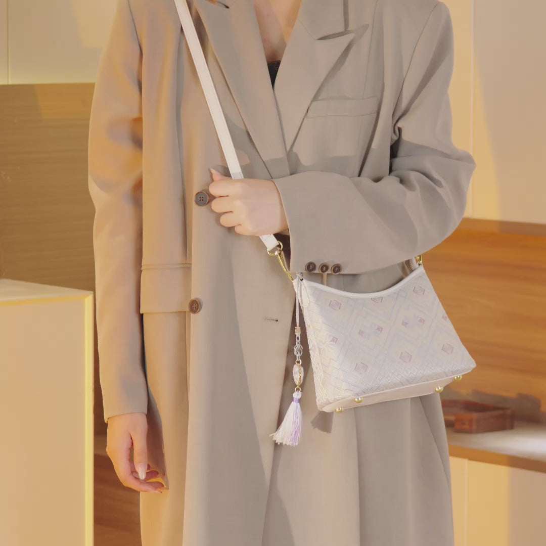 Bolsa Clutch Geométrica Lavanda com Tassel - vista lateral