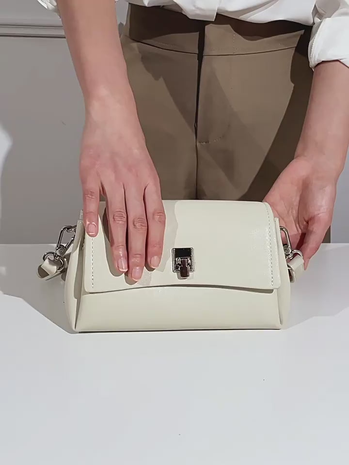 Bolsa Clutch Pillow em Couro Texturizado - detalhe do acabamento
