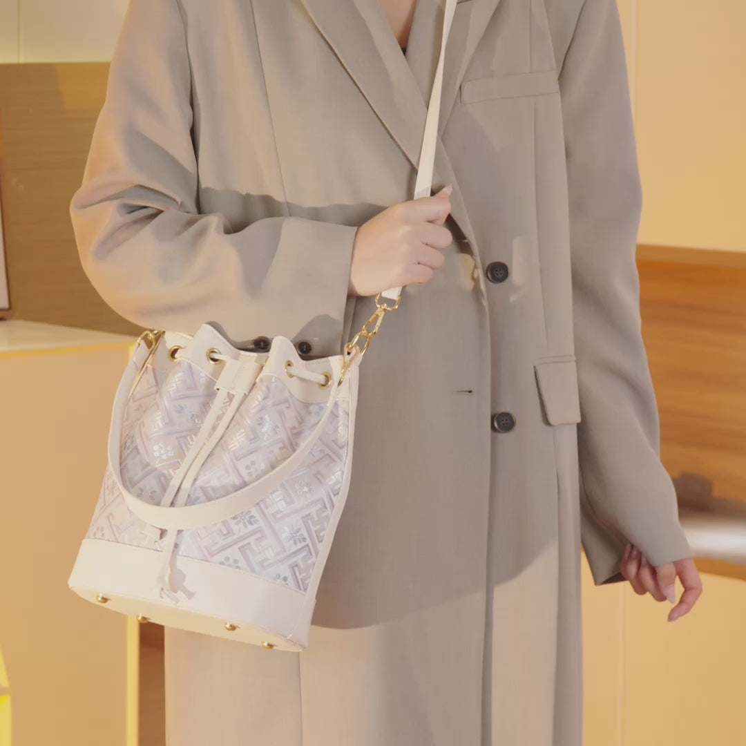 Bolsa Bucket Brocado Oriental com Tassel - vista lateral
