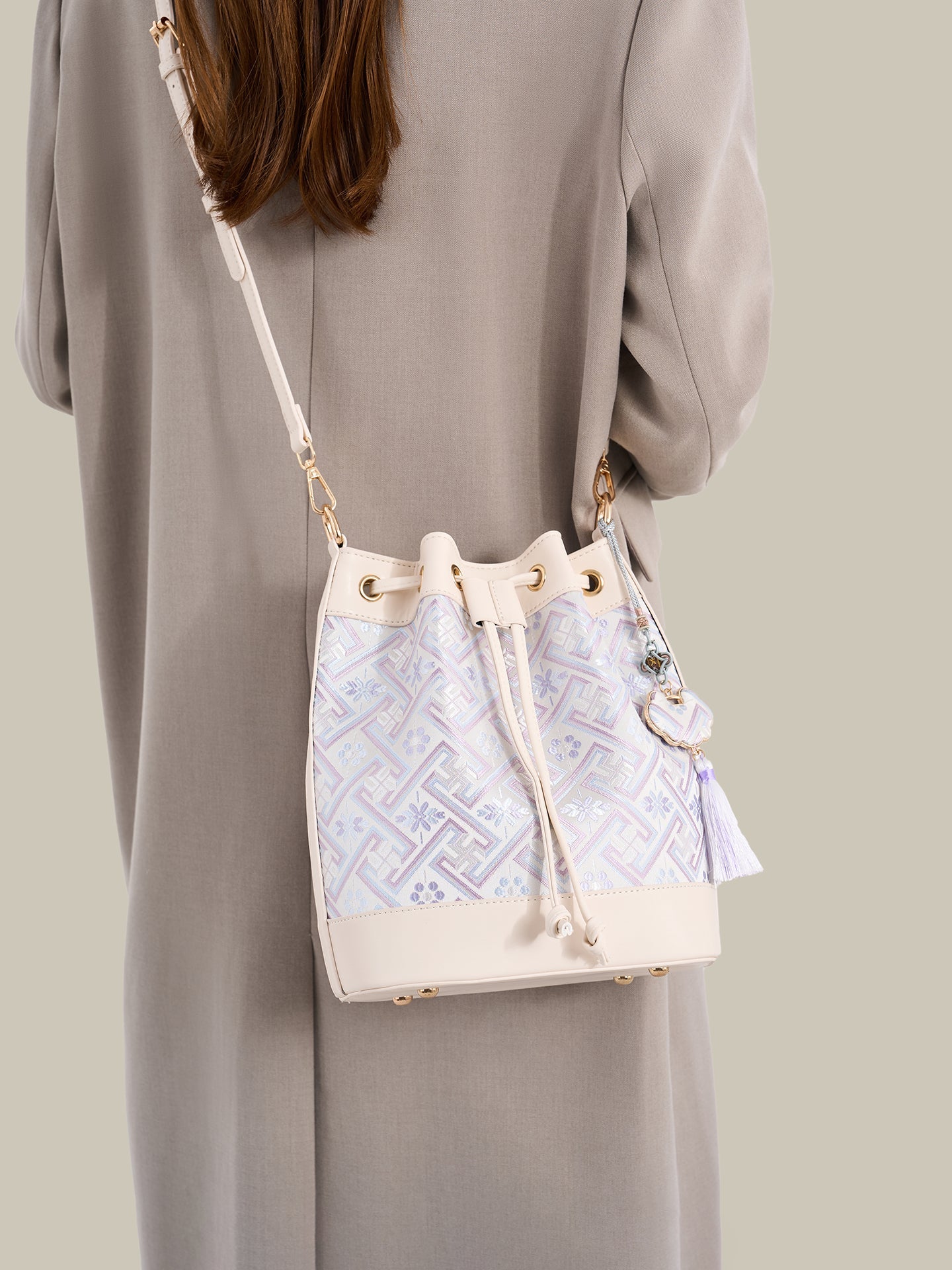 Bolsa Bucket Brocado Oriental com Tassel - detalhe do acabamento