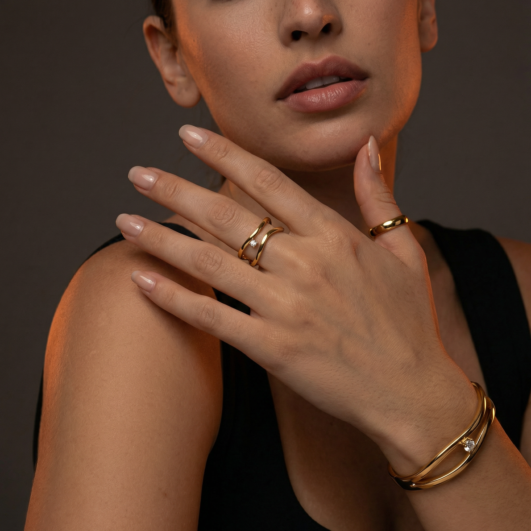 Anel Evelisse Fino Dourado - close-up do design e acabamento