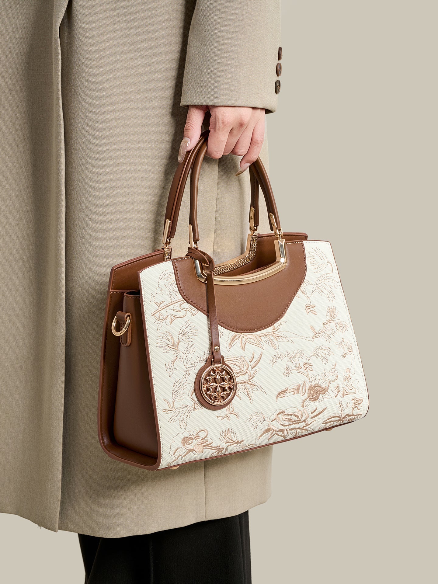 Bolsa Floral Retrô em Couro Vegano detalhe do bordado floral