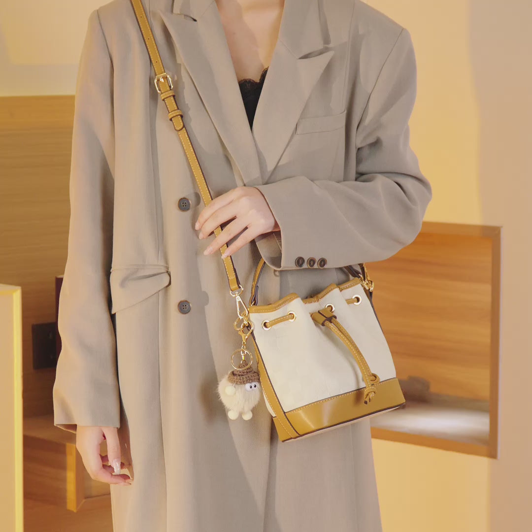 Bolsa Bucket Xadrez Vintage com Charm - vista lateral