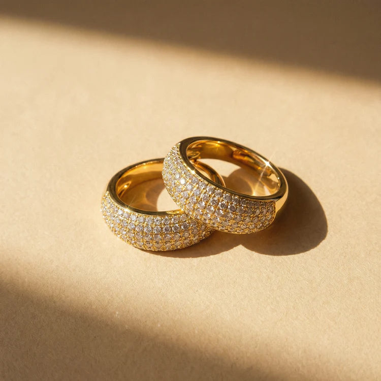 Anel Virela Cravejado Dourado - detalhe do brilho e textura
