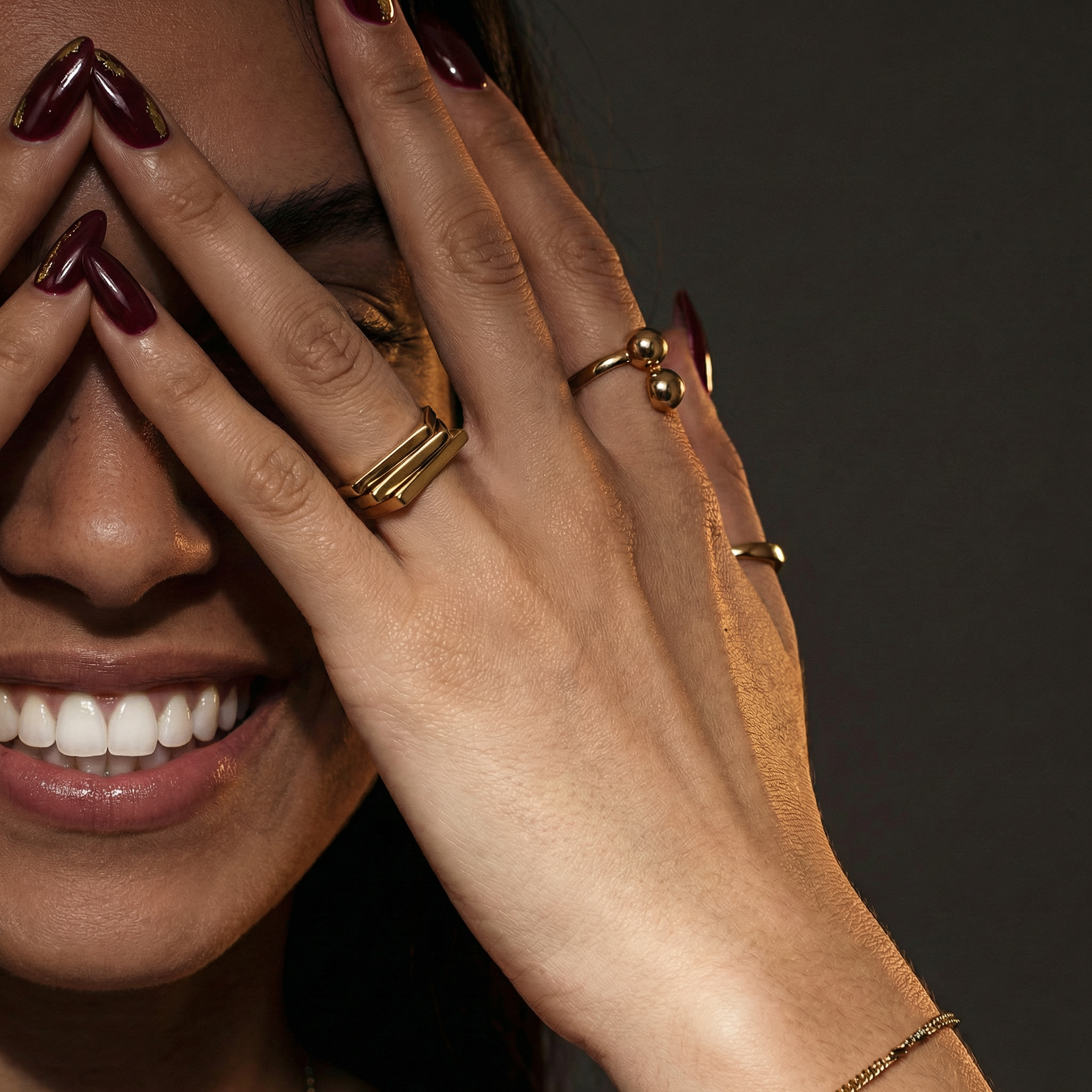 Anel Lunesse Charme Dourado - close-up do design e acabamento