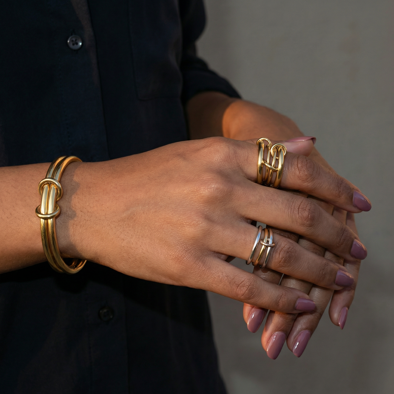 Anel Maelise Entrelaçado Dourado - detalhe do brilho e textura